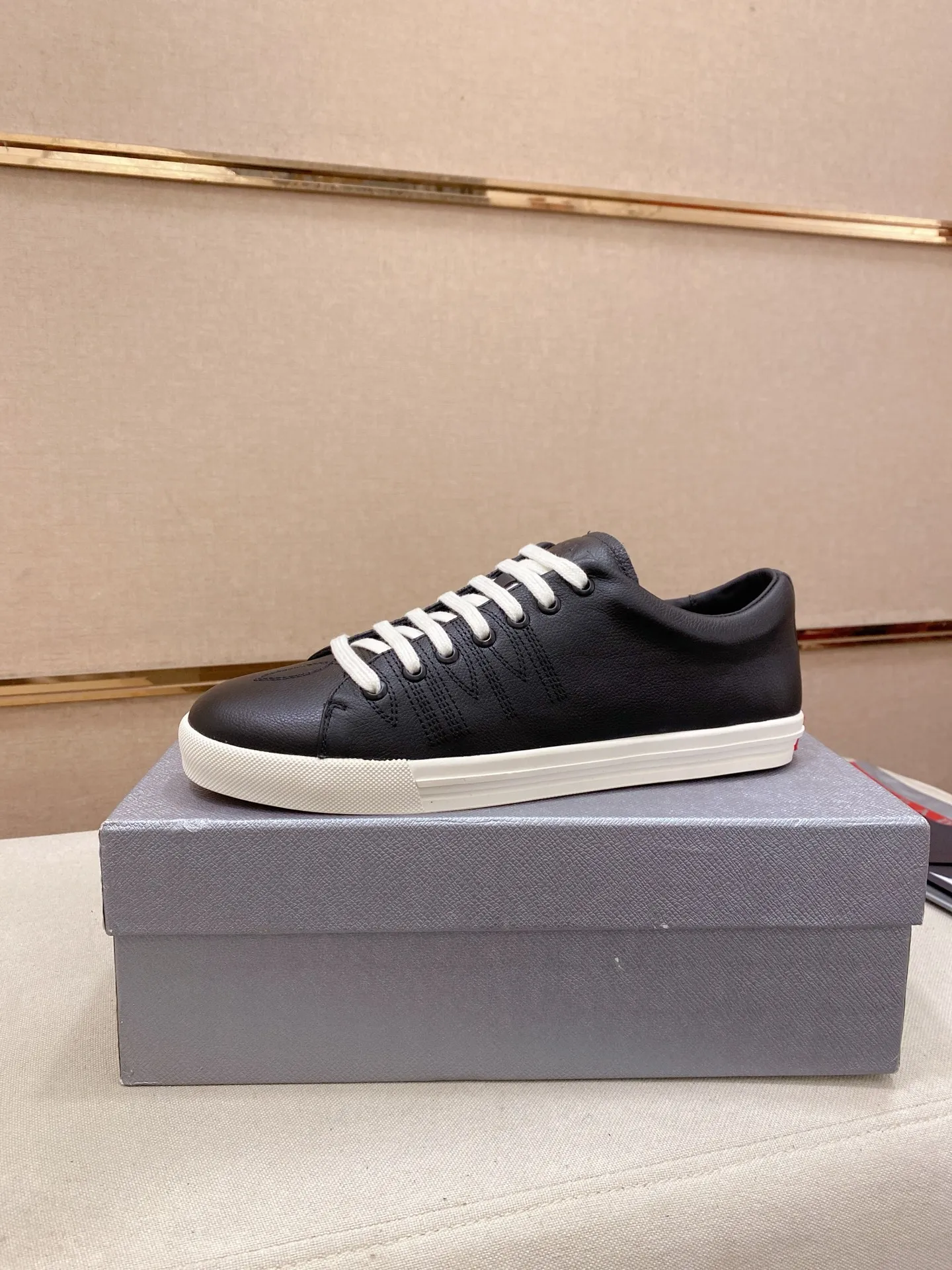 Factory price 560💰 ✔️✔️✔️Higher version High-quality new PRADA (Prada) counters are launched simultaneously. The new men's shoes and 😘fabric are made of selected first-layer cowhide with superb craftsmanship. Lining: Full cowhide lining. 👍🏿 High-end ☄️ air-cushion molded anti-slip rubber outsole, exquisite lines, simple and elegant, comfortable and high-end for leisure travel. Code number: 38 to 45